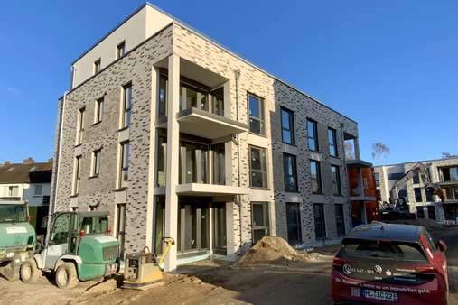 Blick auf Haus 1 - Etagenwohnung in 23562 Lübeck mit 98m² kaufen