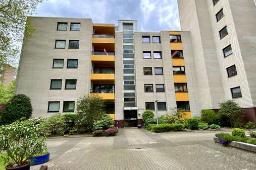 Eingangsansicht - Etagenwohnung in 23562 Lübeck mit 80m² kaufen