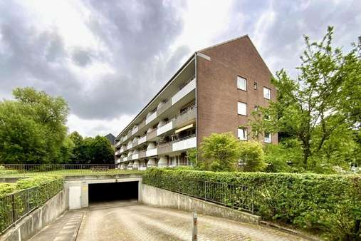 Hausansicht von der Garagenzufahrt Hausansicht von der Garagenzufahrt - Etagenwohnung in 23556 Lübeck mit 41m² kaufen