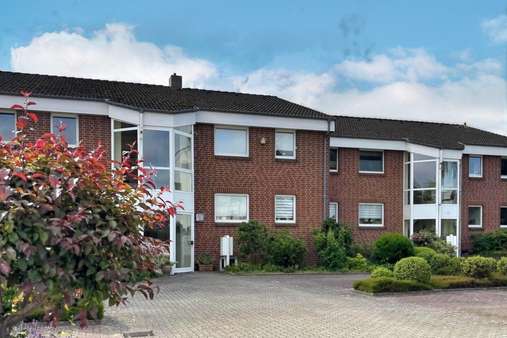Hausansicht mit Stellplatz - Erdgeschosswohnung in 23683 Scharbeutz mit 58m² kaufen