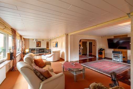 Großzügiges Wohnzimmer - Einfamilienhaus in 23568 Lübeck mit 214m² kaufen
