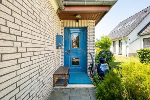 Haustür Haustür - Einfamilienhaus in 23570 Lübeck mit 165m² kaufen
