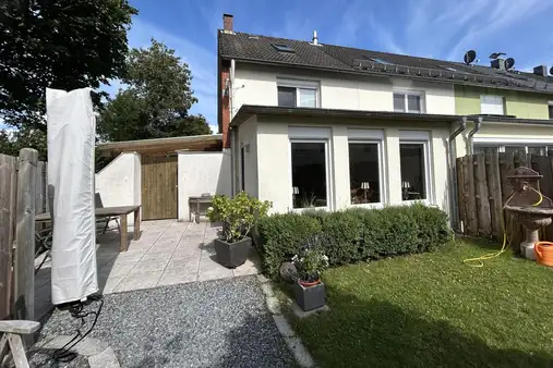 Modernisiertes Reihenendhaus mit Garten und Garage