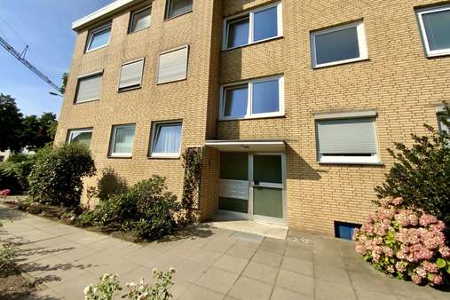 Hauseingang 9 Wohneinheiten - Etagenwohnung in 23570 Lübeck mit 40m² kaufen