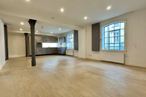 Wohnzimmer mit Loftcharakter - Etagenwohnung in 23552 Lübeck mit 93m² kaufen