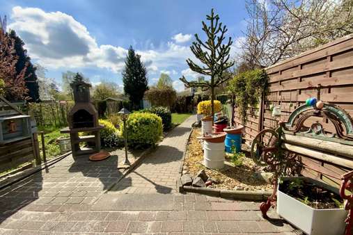 Blick in den Garten - Reihenmittelhaus in 23569 Lübeck mit 60m² kaufen