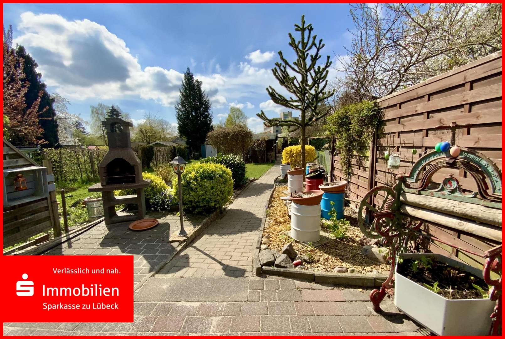 Blick in den Garten - Reihenmittelhaus in 23569 Lübeck mit 60m² kaufen