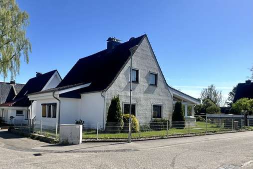 Hausansicht Hausansicht - Einfamilienhaus in 23554 Lübeck mit 140m² kaufen