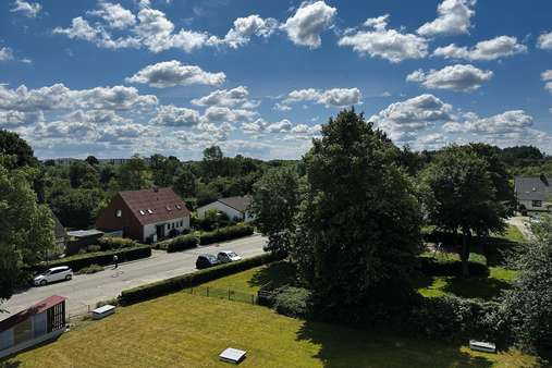 Blick aus dem Wohn-/ Schlafzimmer Blick aus dem Wohn-/ Schlafzimmer - Etagenwohnung in 23560 Lübeck mit 49m² kaufen