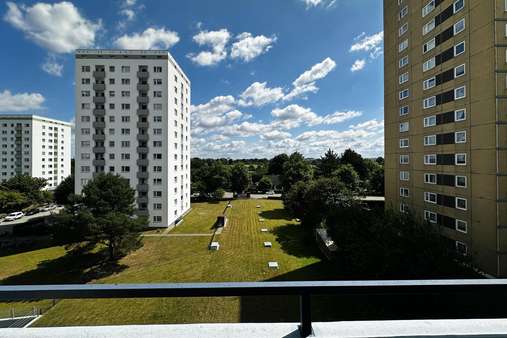 Blick vom Balkon - Etagenwohnung in 23560 Lübeck mit 60m² kaufen