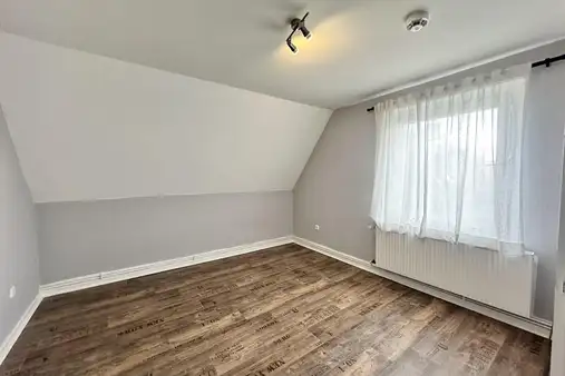 Charmante Dachgeschosswohnung in Strandnähe – Ideal für Singles oder Paare
