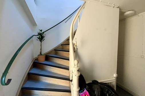 Treppenhaus 1. OG - Mehrfamilienhaus in 23554 Lübeck mit 144m² als Kapitalanlage kaufen