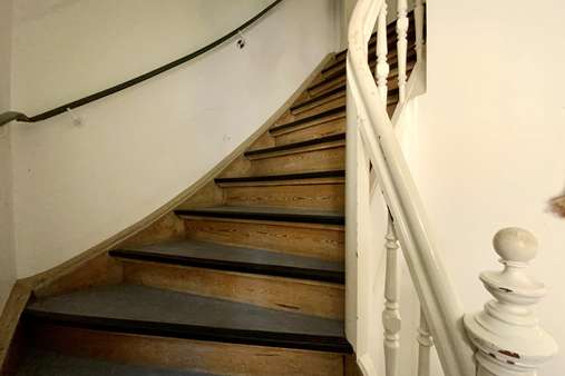 Treppenhaus Eingansbereich - Mehrfamilienhaus in 23554 Lübeck mit 144m² als Kapitalanlage kaufen