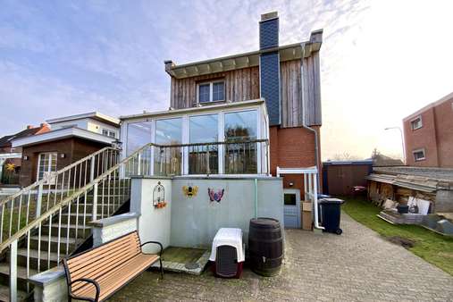 Hausansicht vom Garten Hausansicht vom Garten - Einfamilienhaus in 23560 Lübeck mit 160m² kaufen