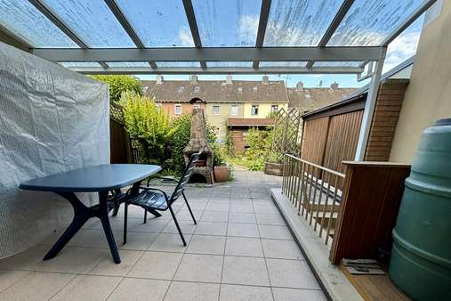Überdachte Terrasse Überdachte Terrasse - Reihenmittelhaus in 23569 Lübeck mit 70m² kaufen