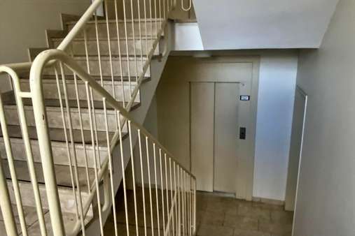 Treppenhaus mit Aufzug - Etagenwohnung in 20251 Hamburg mit 55m² kaufen