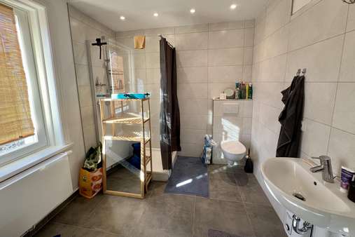 Badezimmer 2. OG Badezimmer 2. OG - Mehrfamilienhaus in 23554 Lübeck mit 152m² kaufen