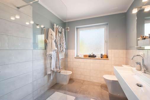 Duschbad Erdgeschoss - Zweifamilienhaus in 23556 Lübeck, St. Lorenz Nord mit 258m² kaufen