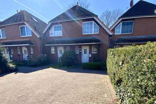 Stellplatz vorm Haus - Reihenmittelhaus in 23669 Timmendorfer Strand mit 65m² kaufen