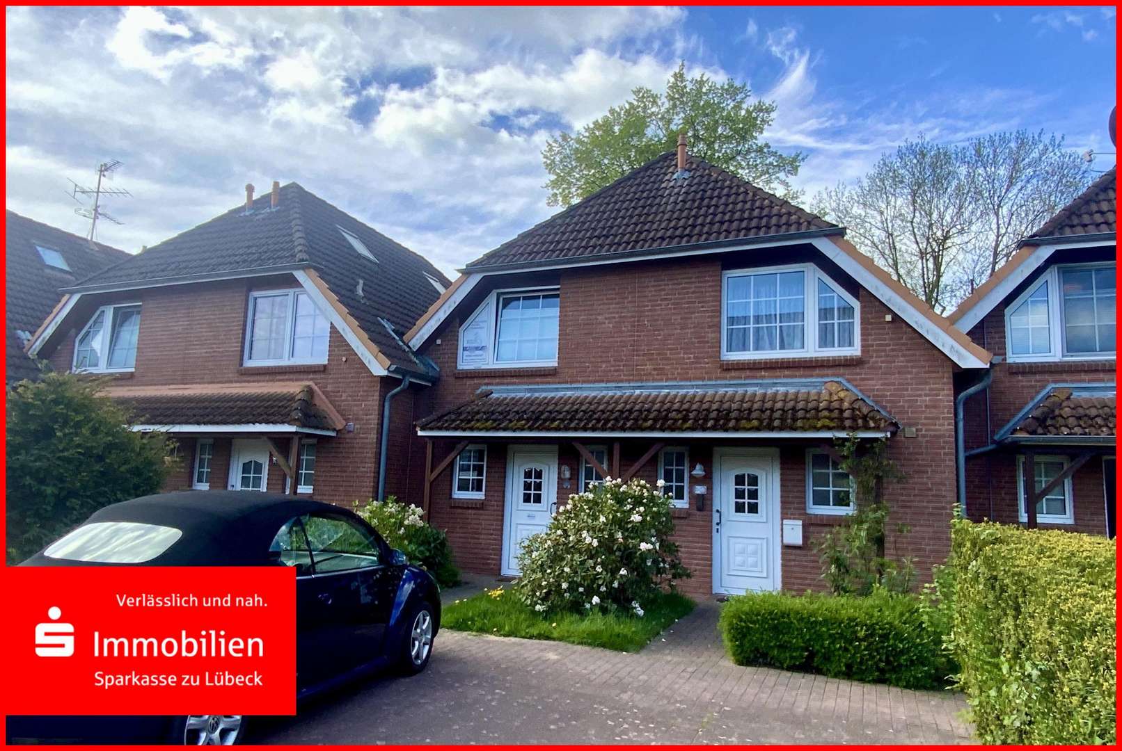 Straßenansicht mit Stellplatz - Reihenmittelhaus in 23669 Timmendorfer Strand mit 65m² kaufen