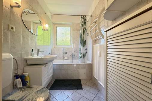 Badezimmer - Etagenwohnung in 23558 Lübeck mit 63m² kaufen