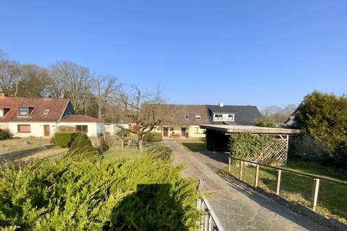 Hausansicht von der Straße - Doppelhaushälfte in 23568 Lübeck mit 164m² kaufen