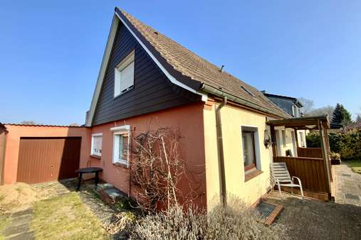 Seitenansicht - Doppelhaushälfte in 23568 Lübeck mit 164m² kaufen