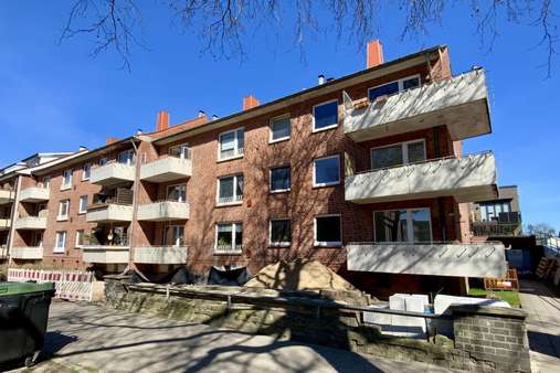 Straßenansicht - Etagenwohnung in 23562 Lübeck mit 66m² kaufen
