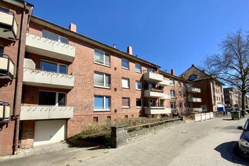 Straßenansicht - Etagenwohnung in 23562 Lübeck mit 66m² kaufen