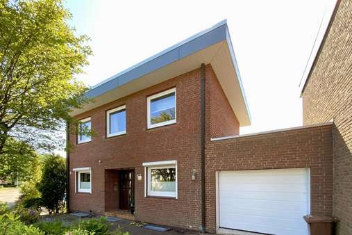 Eingangsansicht Eingangsansicht - Einfamilienhaus in 23562 Lübeck mit 144m² kaufen