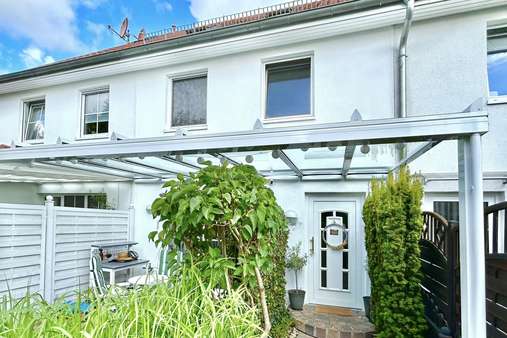 Überdachte Terrasse Überdachte Terrasse - Reihenmittelhaus in 23556 Lübeck mit 78m² kaufen