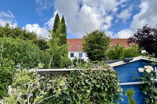 Eingewachsenes Grundstück Eingewachsenes Grundstück - Reihenmittelhaus in 23556 Lübeck mit 78m² kaufen