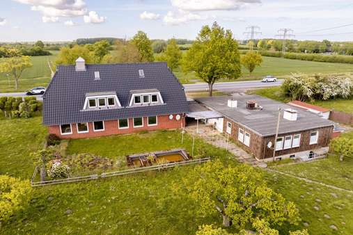 Ansicht hinten - Zweifamilienhaus in 23556 Lübeck mit 321m² kaufen