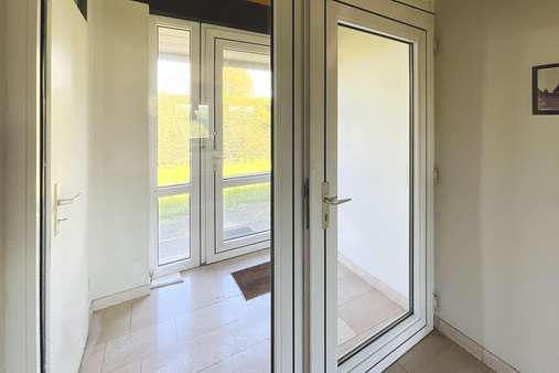 Haupthaus - Eingangsbereich - Zweifamilienhaus in 23556 Lübeck mit 321m² kaufen