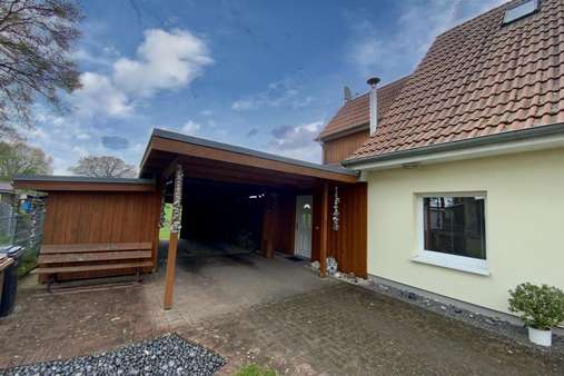 Carport und Stellplatz - Haus in 23560 Lübeck mit 122m² kaufen
