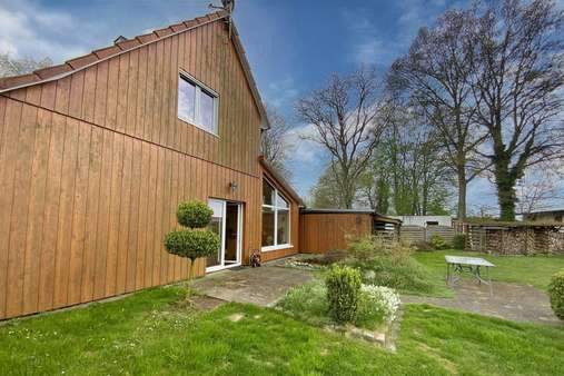 Rückseite mit Terrasse - Haus in 23560 Lübeck mit 122m² kaufen