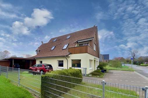 Seitliche Ansicht mit Carport - Haus in 23560 Lübeck mit 122m² kaufen