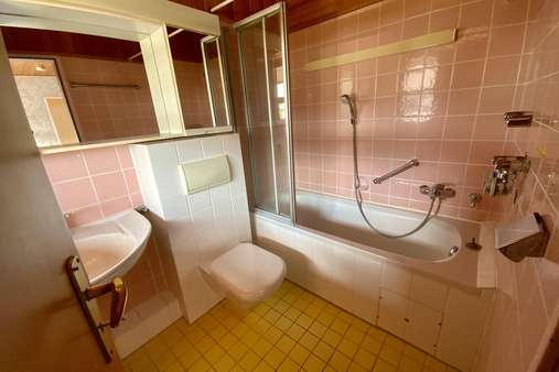 Wannenbad Wannenbad - Dachgeschosswohnung in 23560 Lübeck mit 72m² kaufen
