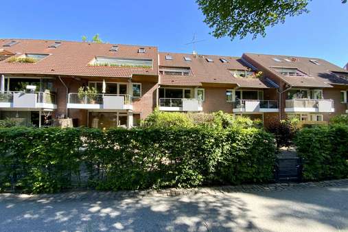 Hausansicht von der Straße Hausansicht von der Straße - Dachgeschosswohnung in 23566 Lübeck mit 56m² kaufen