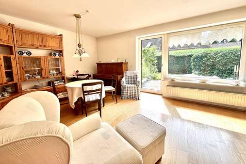 Wohnzimmer mit Zugang zum Garten Wohnzimmer mit Zugang zum Garten - Reihenmittelhaus in 23911 Pogeez mit 88m² kaufen