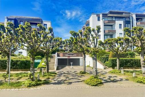 Einfahrt Tiefgarage - Etagenwohnung in 23570 Lübeck, Travemünde mit 35m² kaufen