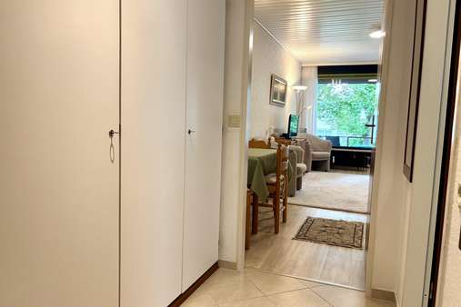 Flur mit Einbauschränken - Etagenwohnung in 23570 Lübeck, Travemünde mit 35m² kaufen