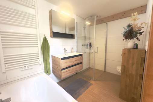 moderniesiertes Badezimmer - Reihenmittelhaus in 23569 Lübeck mit 100m² kaufen
