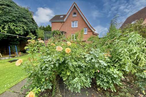 Hausansicht vom Garten Hausansicht vom Garten - Einfamilienhaus in 23568 Lübeck mit 83m² kaufen