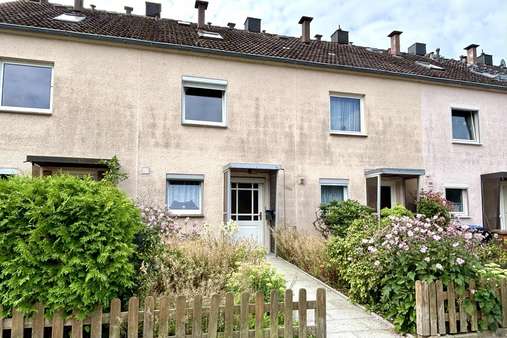 Straßenansicht Straßenansicht - Reihenmittelhaus in 23566 Lübeck mit 81m² kaufen