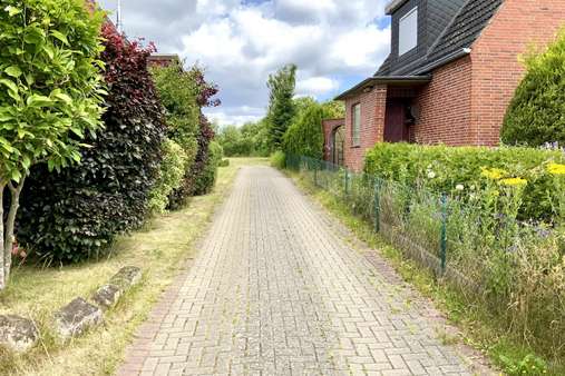 Auffahrt zur hinteren Bebauung Auffahrt zur hinteren Bebauung - Grundstück in 23689 Techau mit 614m² kaufen