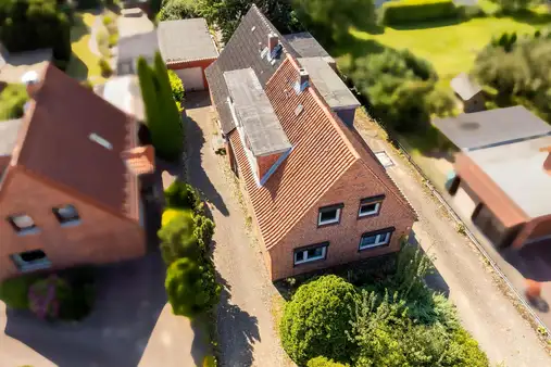 Sanierungsobjekt oder Baugrundstück? Doppelhaus mit zwei Garagen