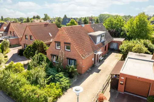 Sanierungsobjekt oder Baugrundstück? Doppelhaus mit zwei Garagen