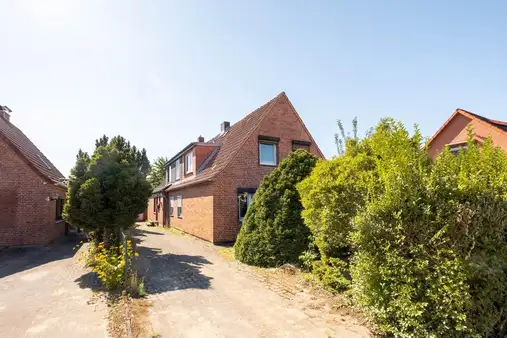 Sanierungsobjekt oder Baugrundstück? Doppelhaus mit zwei Garagen