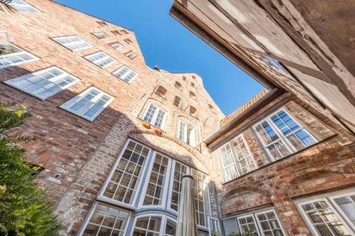 Rückwärtige Fassaden Rückwärtige Fassaden - Mehrfamilienhaus in 23552 Lübeck mit 326m² kaufen